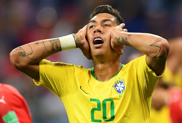 Роберто Фирмино в матче между сборными Бразилии и Швейцарии на ЧМ-2018 - Sputnik Казахстан