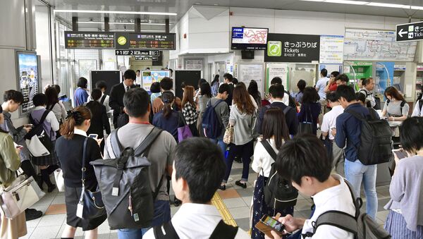 Пассажиры на станции в Киото, в западной Японии, после того как поезда были приостановлены из-за землетрясения - Sputnik Казахстан