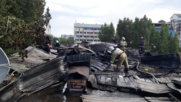 Пятиэтажный дом загорелся на пересечении улиц Жамбыла и Мукатаева - Sputnik Казахстан