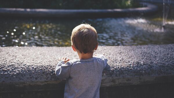 Мальчик у водоема, иллюстративное фото - Sputnik Қазақстан