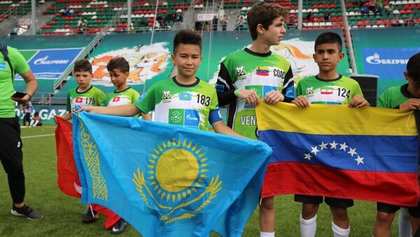 Двенадцатилетний футболист из Алматы Алан Адахаев вынес флаг Казахстана на ЧМ-2018 - Sputnik Казахстан