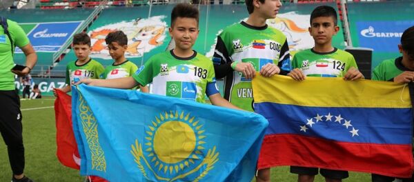 Двенадцатилетний футболист из Алматы Алан Адахаев вынес флаг Казахстана на ЧМ-2018 - Sputnik Казахстан