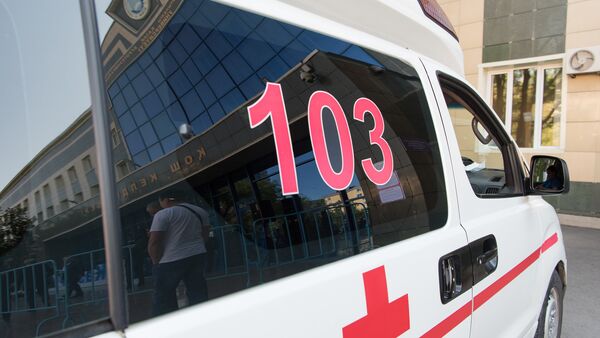 Автомобиль скорой помощи дежурит у здания, где проходит ЕНТ в Астане - Sputnik Қазақстан
