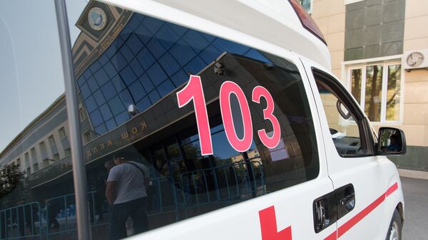 Автомобиль скорой помощи дежурит у здания, где проходит ЕНТ в Астане - Sputnik Казахстан