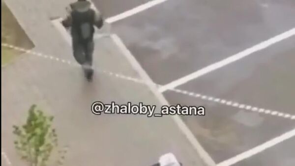 Полицейский проверяет забытый на улице чемодан в Астане - Sputnik Казахстан