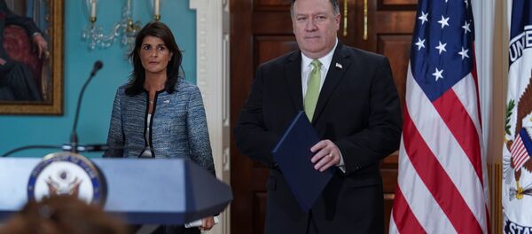 Госсекретарь США Майк Помпео и посол США в ООН Никки Хейли прибывают на брифинг для прессы, объявляя о выходе США из Совета ООН по правам человека Госсекретарь США Майк Помпео и посол США в ООН Никки Хейли прибывают на брифинг для прессы, объявляя о выходе США из Совета ООН по правам человека - Sputnik Казахстан