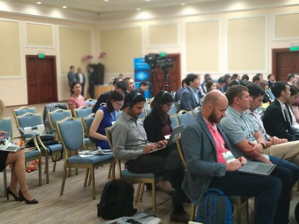 Менеджеры по общественной политике Facebook в Южной и Центральной Азии и Индии Кавита Кунхи Каннан и Дара Ришаб (в центре) Менеджеры по общественной политике Facebook в Южной и Центральной Азии и Индии Кавита Кунхи Каннан и Дара Ришаб (в центре) - Sputnik Казахстан