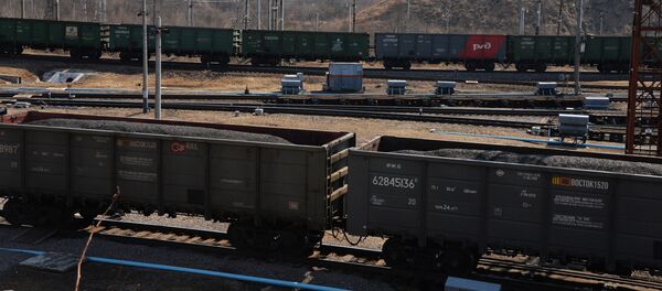 Грузовые поезда на железной дороге, архивное фото - Sputnik Казахстан