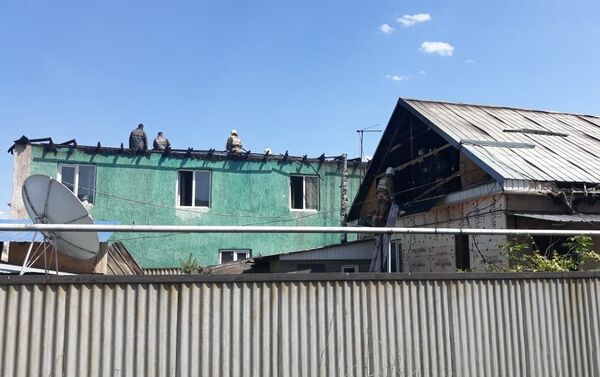 Четыре дома и автомобиль пострадали от огня в Турксибском районе - Sputnik Казахстан