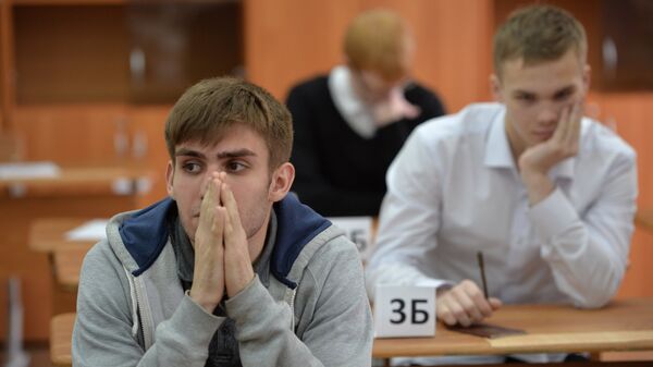 Ученики в классе перед началом экзамена, архивное фото - Sputnik Казахстан