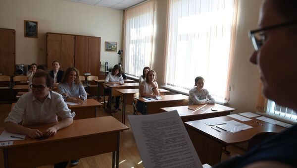 Ученики в классе перед началом экзамена, архивное фото - Sputnik Казахстан