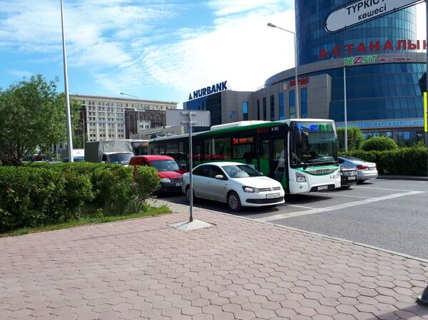 Из-за турнира по дуатлону на левобережье Астаны образовалась большая пробка  - Sputnik Казахстан