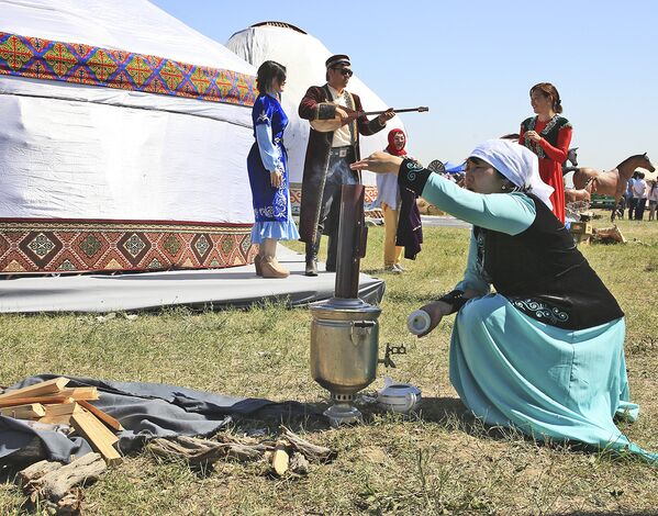 В Казахстане за чаем собираются целыми семьями, и чаепитие может длится за неспешными семейными беседами весь день. - Sputnik Казахстан