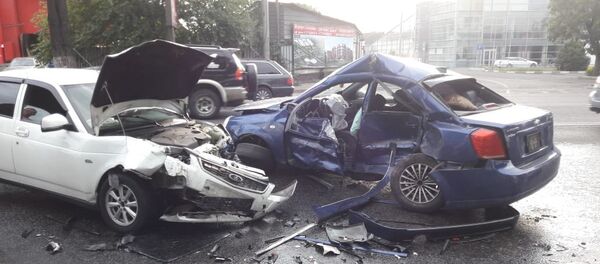 Крупное ДТП произошло по проспекту Суюнбая в Алматы, два человека пострадали Крупное ДТП произошло по проспекту Суюнбая в Алматы, два человека пострадали - Sputnik Казахстан