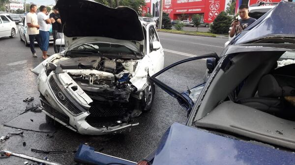 Крупное ДТП произошло по проспекту Суюнбая в Алматы, два человека пострадали - Sputnik Казахстан