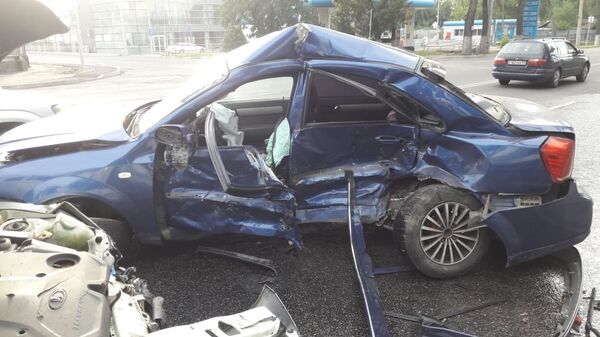 Крупное ДТП произошло по проспекту Суюнбая в Алматы, два человека пострадали - Sputnik Казахстан