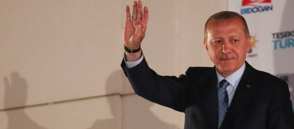 Президент Турции Тайип Эрдоган приветствует своих сторонников, собравшихся перед штаб-квартирой ПСР в Анкаре, Турция, 25 июня 2018 года Президент Турции Тайип Эрдоган приветствует своих сторонников, собравшихся перед штаб-квартирой ПСР в Анкаре, Турция, 25 июня 2018 года - Sputnik Казахстан