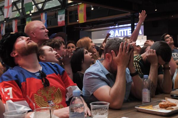 Просмотр матча ЧМ-2018 по футболу между сборными Уругвая и России Просмотр матча ЧМ-2018 по футболу между сборными Уругвая и России - Sputnik Казахстан