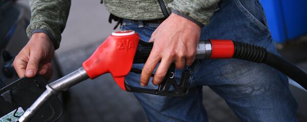 Заправка автомобиля на одной из автозаправочных станций, архивное фото - Sputnik Казахстан