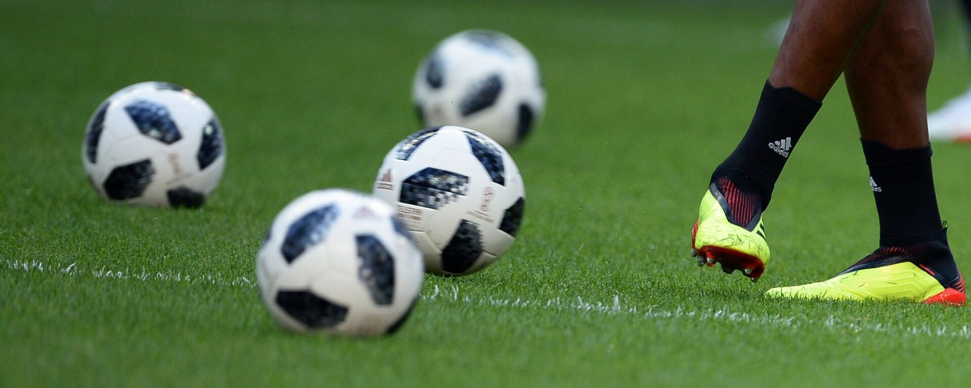 Официальные мячи чемпионата мира по футболу 2018 Telstar 18 на тренировке перед матчем группового этапа чемпионата мира по футболу - Sputnik Қазақстан, 1920, 02.07.2026