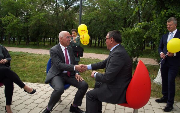 Концерн Шелл установил в центральном городском парке арт-объекты (дизайнерские кресла) в виде тюльпанов, под названием TULPI - Sputnik Казахстан