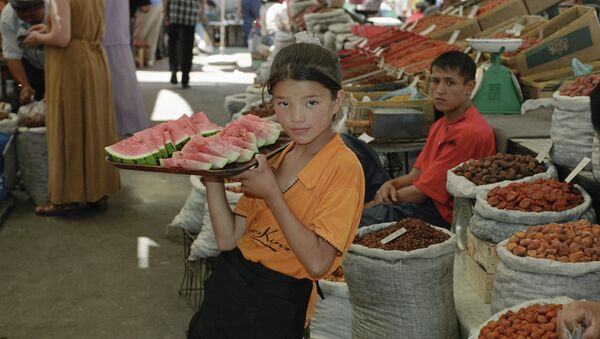 Девочка с арбузами на Ошском рынке - Sputnik Казахстан
