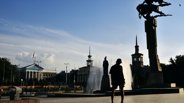 Памятник Манасу между зданиями мэрии города Бишкек и Национальной филармонии Кыргызстана - Sputnik Казахстан