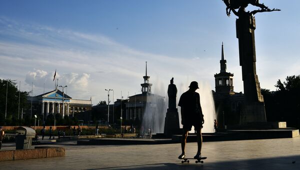 Памятник Манасу между зданиями мэрии города Бишкек и Национальной филармонии Кыргызстана - Sputnik Казахстан