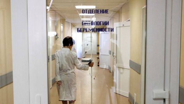Врач роддома идет по коридору отделения патологии беременности, архивное фото - Sputnik Қазақстан