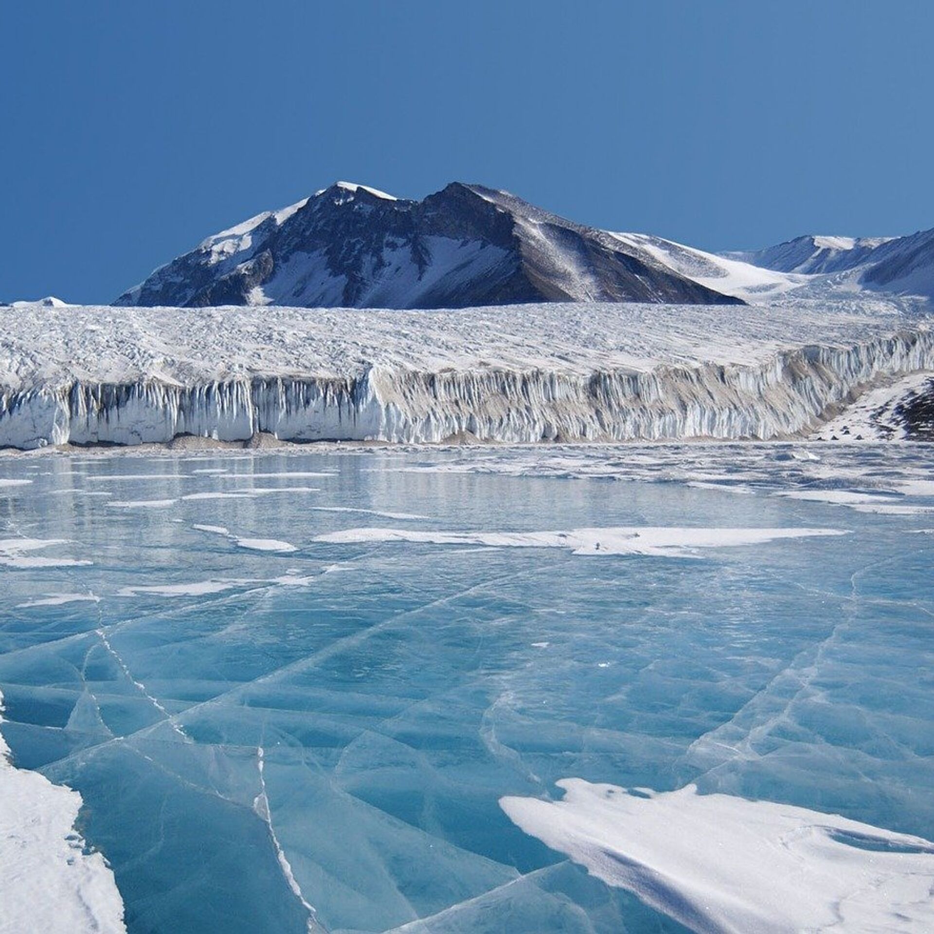 Реки и озера озеро восток. Озеро Восток в Антарктиде. Ледник. Лед на реке. Озеро покрытое льдом.