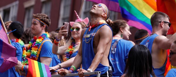 Крупнейшее шествие в поддержку геев прошло в Нью-Йорке - Sputnik Казахстан