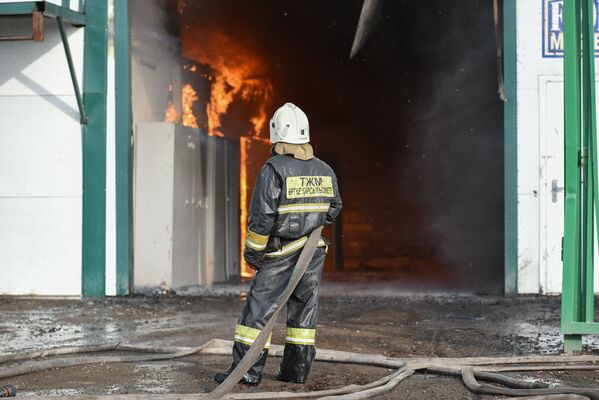 Как тушили крупный пожар на складах в Алматы - Sputnik Казахстан