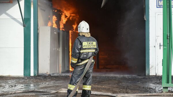 Как тушили крупный пожар на складах в Алматы - Sputnik Қазақстан