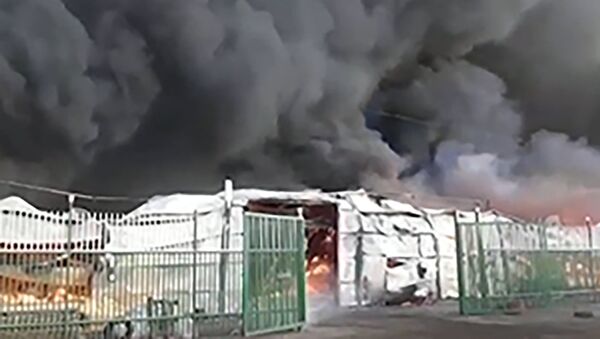 Пожарные тушат крупный пожар на складе в Алматы - Sputnik Казахстан