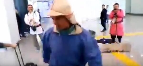 Танцор из Башкортостана удивил посетителей аэропорта Астаны - Sputnik Казахстан