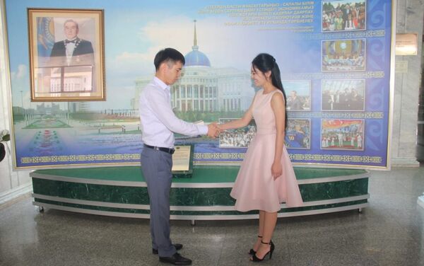 Выпускница из Алматы Шиара Кудайбергенова получила iPhone - Sputnik Казахстан