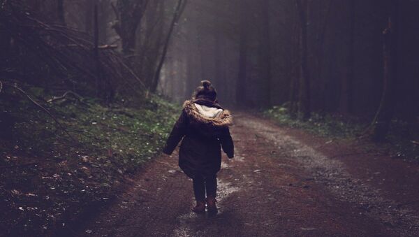 Девочка в лесу, иллюстративное фото - Sputnik Қазақстан