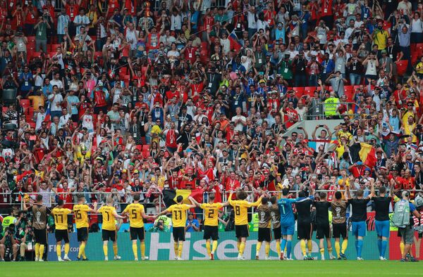 Игроки сборной Бельгии и болельщики радуются победе в матче группового этапа чемпионата мира по футболу между сборными Бельгии и Туниса - Sputnik Казахстан