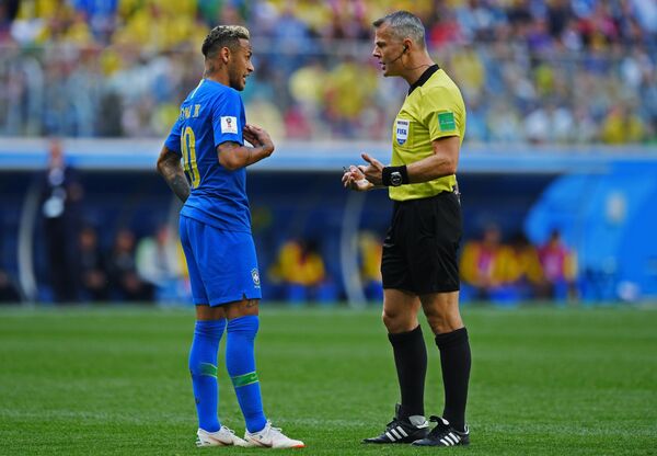 Неймар (Бразилия) и главный судья Бьорн Куйперс в матче группового этапа чемпионата мира по футболу между сборными Бразилии и Коста-Рики - Sputnik Казахстан
