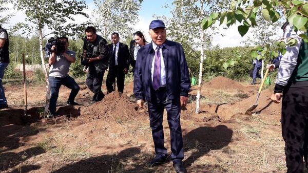 Нурсултан Назарбаев сажает деревья во время посещения Зеленого пояса вокруг Астаны - Sputnik Казахстан