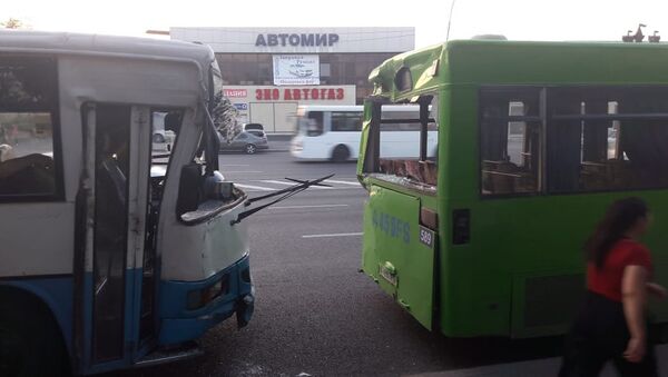 Столкновение двух автобусов - Sputnik Казахстан