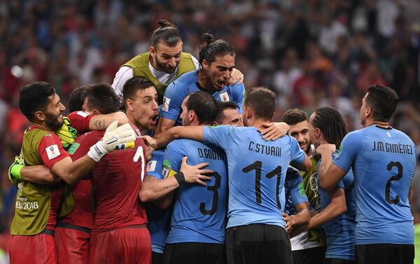 Игроки сборной Уругвая радуются победе в матче 1/8 финала чемпионата мира по футболу над Португалией - Sputnik Казахстан