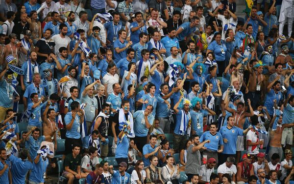 Болельщики сборной Уругвая радуются забитому голу в матче 1/8 финала чемпионата мира по футболу между сборными Уругвая и Португалии - Sputnik Казахстан