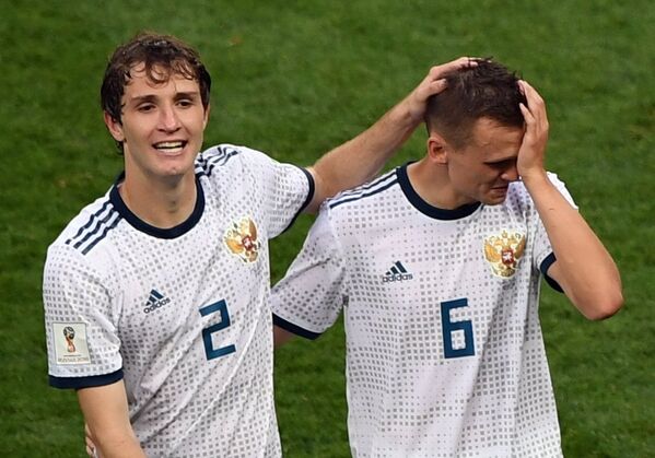 Марио Фернандес и Денис Черышев радуются победе после матча между сборными Испании и России - Sputnik Казахстан