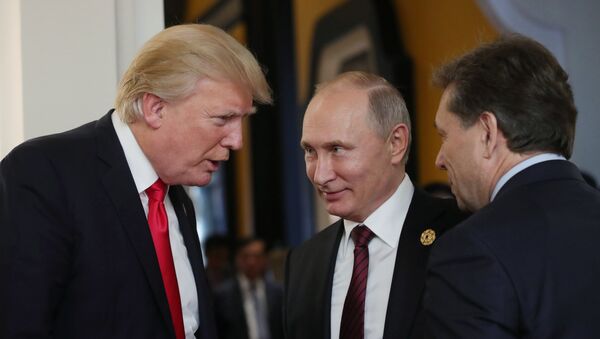 Президент РФ Владимир Путин и президент США Дональд Трамп (слева), архивное фото - Sputnik Казахстан