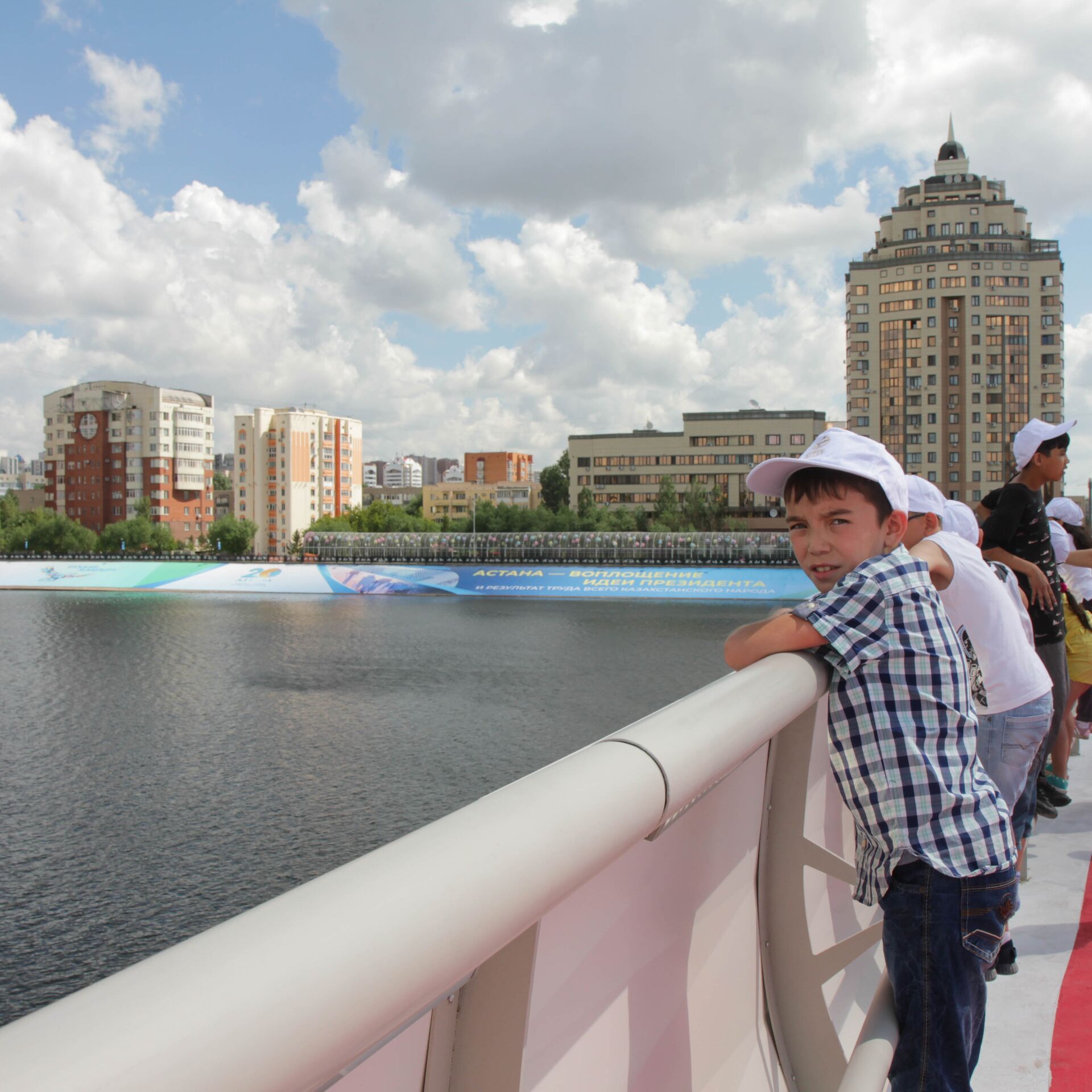Астана жители. Астана люди. Туристы в Астане. Жители Астаны в городе.