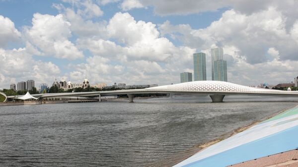 Пешеходный мост через реку Есиль в Астане - Sputnik Қазақстан