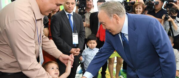 Назарбаев жаңадан ашылған балабақшаны аралап көрді - Sputnik Қазақстан