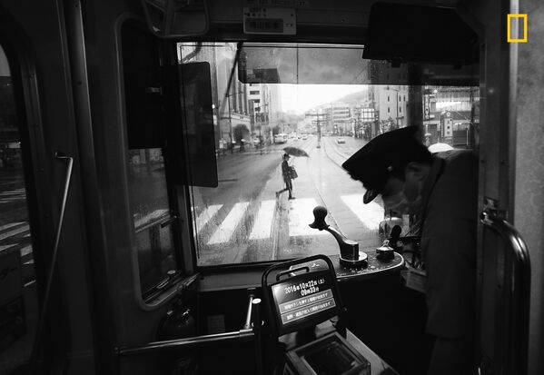 В номинации Города победил Хиро Кирашина (Hiro Kurashina) с работой Еще один дождливый день в Нагасаки - Sputnik Казахстан