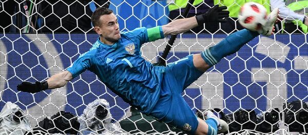 Вратарь Игорь Акинфеев (Россия) отбивает мяч в матче 1/8 финала чемпионата мира по футболу между сборными Испании и России - Sputnik Казахстан